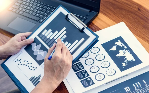 Trabalhadores de negócios discutindo gráficos digitais e diagramas indicati — Fotografia de Stock