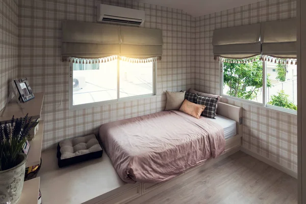Интерьер комнаты с деревянными полами и видом на новый люкс — стоковое фото