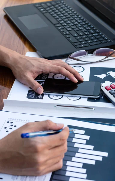 Werknemers van de zakelijke bespreking van digitale grafieken en diagrammen indicati — Stockfoto