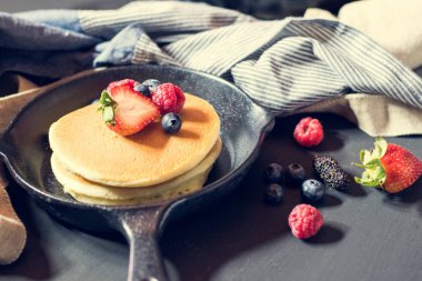 Kablosuz ev yapılmış krep metal tava üzerinde meyveleri ile dekore edilmiş