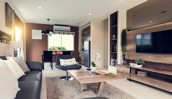 Schöne Raumausstattung mit Hartholzböden und Blick auf neue Lux — Stockfoto
