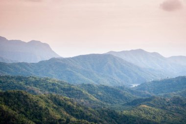 Sunrise manzara sisli ve bulutlu dağ Vadisi