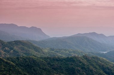 Sunrise manzara sisli ve bulutlu dağ Vadisi