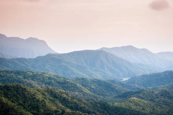 Sunrise manzara sisli ve bulutlu dağ Vadisi