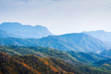 Sunrise manzara sisli ve bulutlu dağ Vadisi