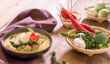 Ahşap arka plan üzerinde kase sebze tavuk mussaman köri