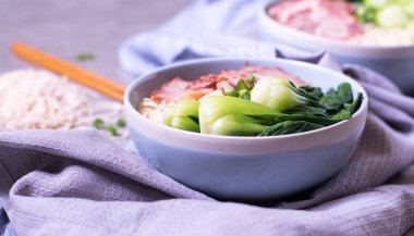 Shiitake mantar, biber ve soğan bir b ile anlık erişte