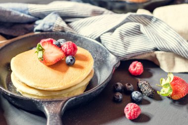 Kablosuz ev yapılmış krep metal tava üzerinde meyveleri ile dekore edilmiş