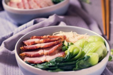 Shiitake mantar, biber ve soğan bir b ile anlık erişte