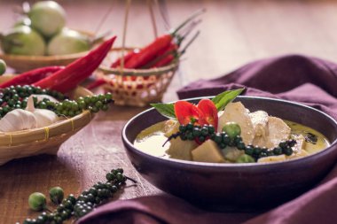 Ahşap arka plan üzerinde kase sebze tavuk mussaman köri