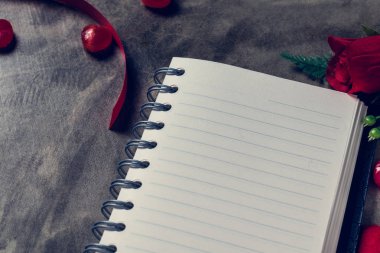 Sevgiliye arka plan. Sevgililer günü kalpleri açık boş Not ile