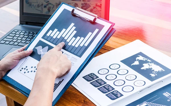 Werknemers van de zakelijke bespreking van digitale grafieken en diagrammen indicati — Stockfoto