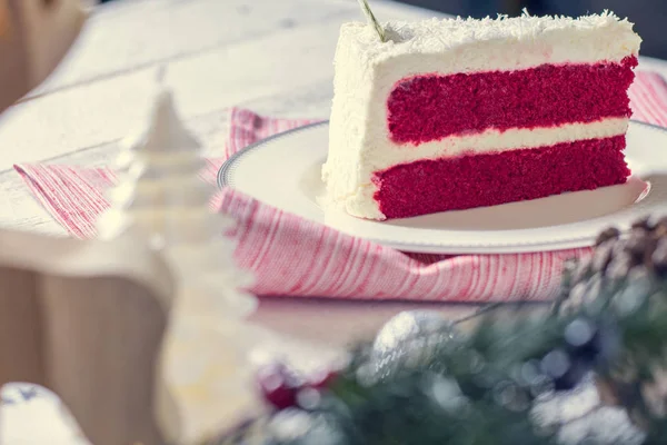 Ahşap arka plan ve Aralık kırmızı kumaş üzerine plaka üzerinde Noel kek