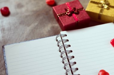 Sevgiliye arka plan. Sevgililer günü kalpleri açık boş Not ile