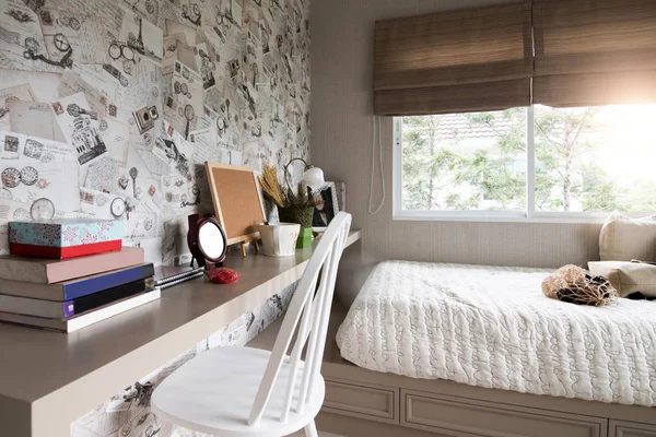 Bella camera interna con pavimenti in legno massello e vista sul nuovo lux — Foto Stock