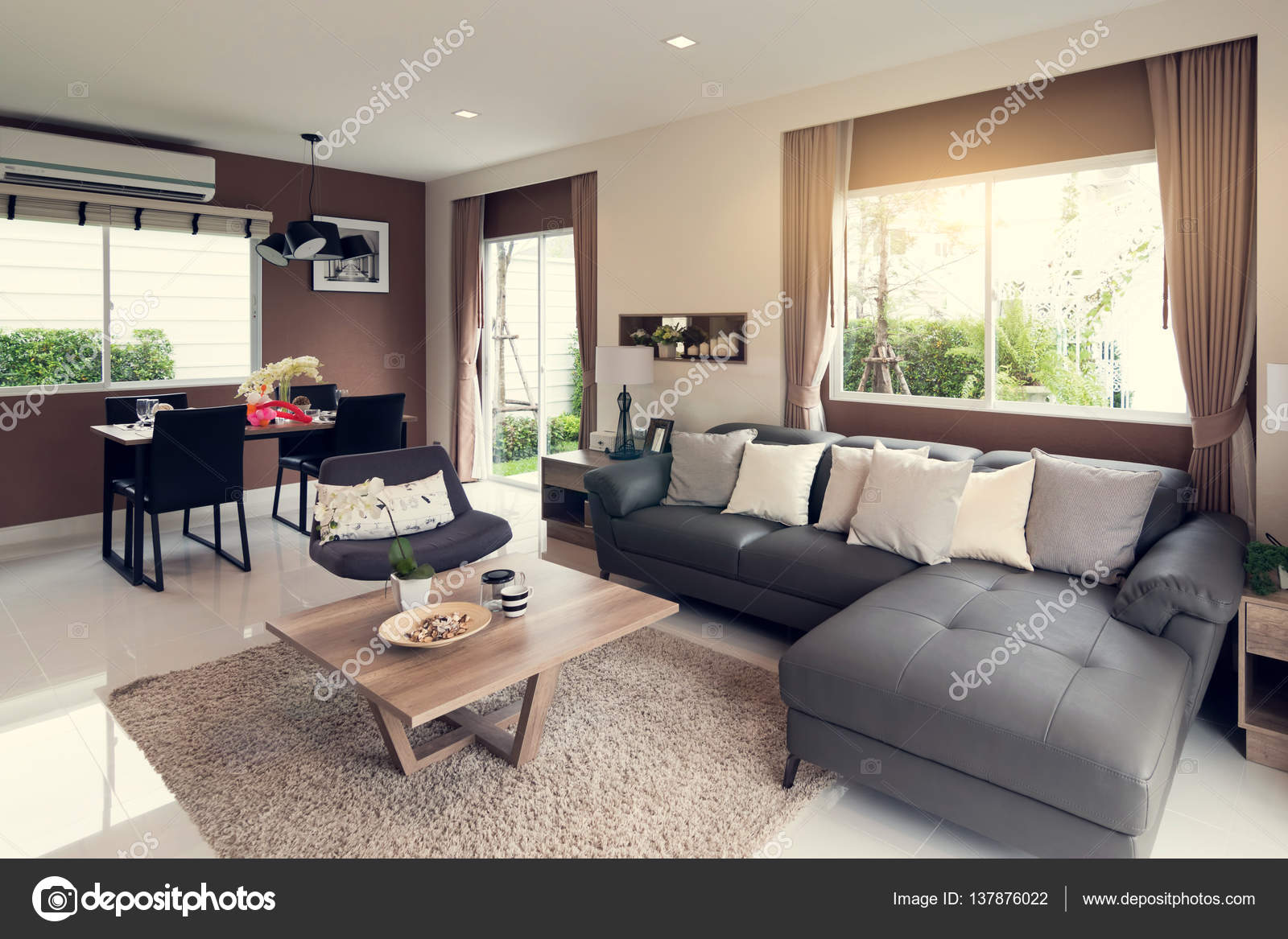 Mooie kamer interieur met hardhoutvloeren en uitzicht over de nieuwe ... Mooie kamer interieur met hardhoutvloeren en uitzicht over de nieuwe ...