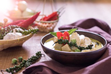 Ahşap arka plan üzerinde kase sebze tavuk mussaman köri