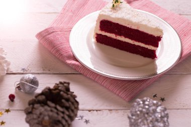 Ahşap arka plan ve Aralık kırmızı kumaş üzerine plaka üzerinde Noel kek