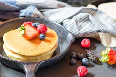 Kablosuz ev yapılmış krep metal tava üzerinde meyveleri ile dekore edilmiş