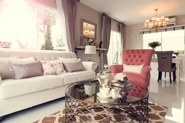 Mooie kamer interieur met hardhoutvloeren en uitzicht over de nieuwe lux — Stockfoto
