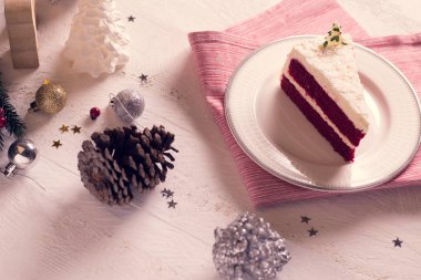 Ahşap arka plan ve Aralık kırmızı kumaş üzerine plaka üzerinde Noel kek