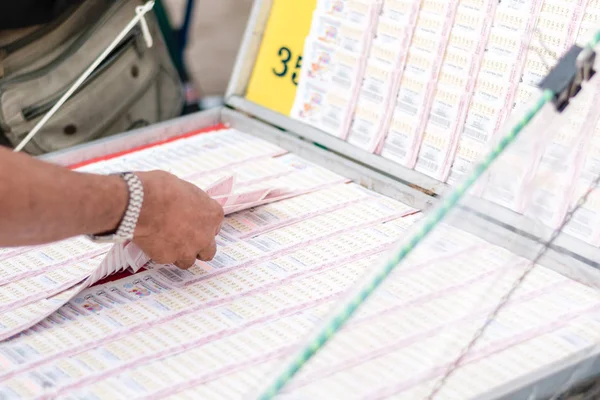 Hombre comprando lotería en el mostrador. La lotería tailandesa ofrece una forma de —  Fotos de Stock