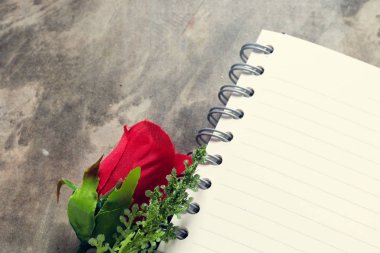 Sevgiliye arka plan. Sevgililer günü kalpleri açık boş Not ile