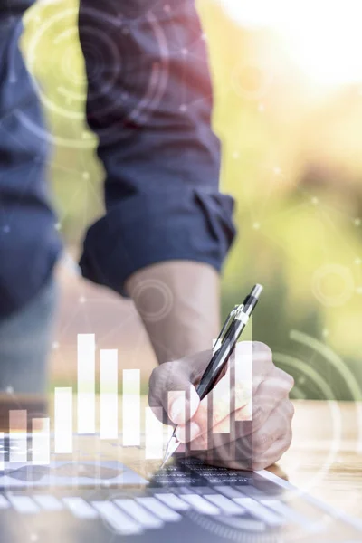 Zakenman hand werken met nieuwe moderne computer en business s — Stockfoto