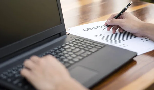 Geschäftsmann Hand arbeitet mit neuen modernen Computer und Business s — Stockfoto