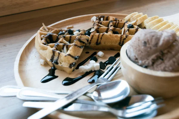 Waffles belgas com frutas e chocolate, frutas da floresta, todos em casa — Fotografia de Stock