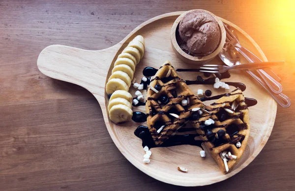 Waffles belgas com frutas e chocolate, frutas da floresta, todos em casa — Fotografia de Stock