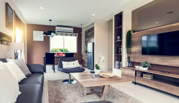 Bella camera interna con pavimenti in legno massello e vista sul nuovo lux — Foto Stock