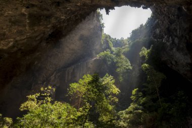 Tayland bir mağara delikten güneş ışığı.