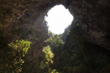 Tayland bir mağara delikten güneş ışığı.