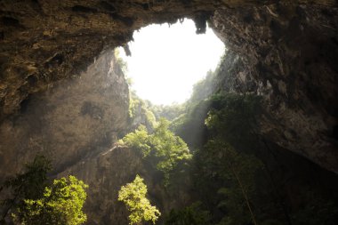 Tayland bir mağara delikten güneş ışığı.