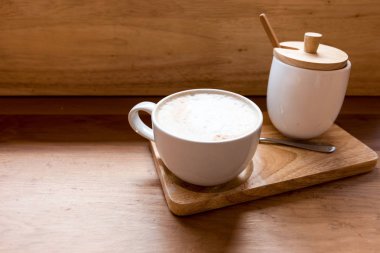 Sanat Latte Kahve ahşap masa ve kahve bir fincan sıcak.