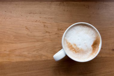 Ahşap masa arkasında kahve fincanı manzarası