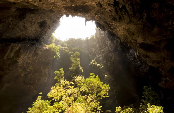 Lumière du soleil à travers un trou de grotte en Thaïlande . — Photo