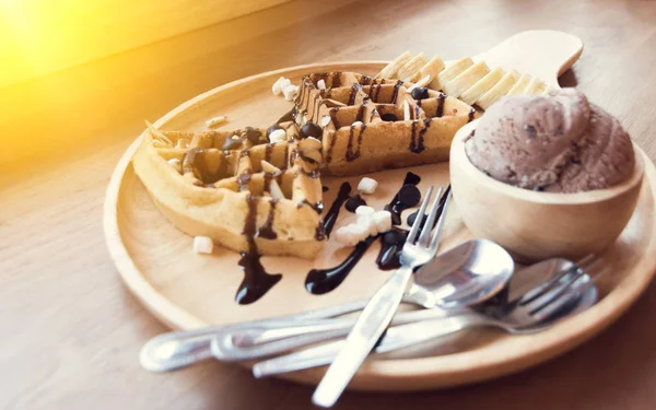 Waffles belgas com frutas e chocolate, frutas da floresta, todos em casa — Fotografia de Stock