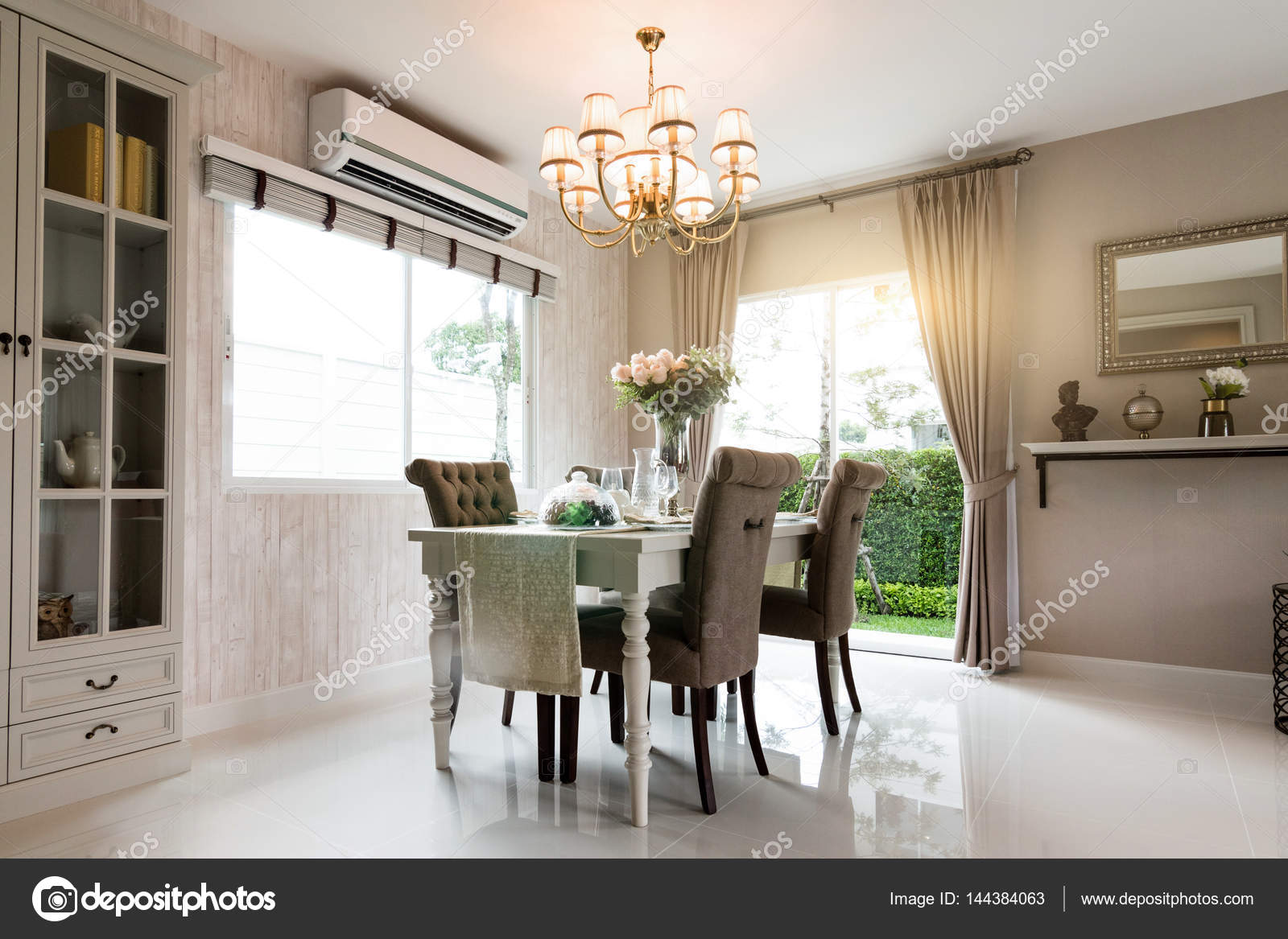 Mooie kamer interieur met hardhoutvloeren en uitzicht over de nieuwe ... Mooie kamer interieur met hardhoutvloeren en uitzicht over de nieuwe ...
