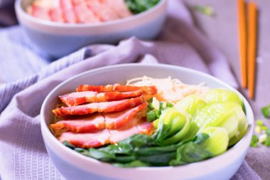 Shiitake mantar, biber ve soğan bir b ile anlık erişte