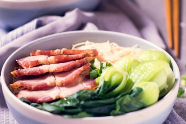 Shiitake mantar, biber ve soğan bir b ile anlık erişte