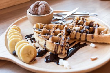 Çilek, kiraz, yaban mersini ve chocolat ile Belçika waffle