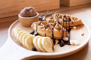 Çilek, kiraz, yaban mersini ve chocolat ile Belçika waffle