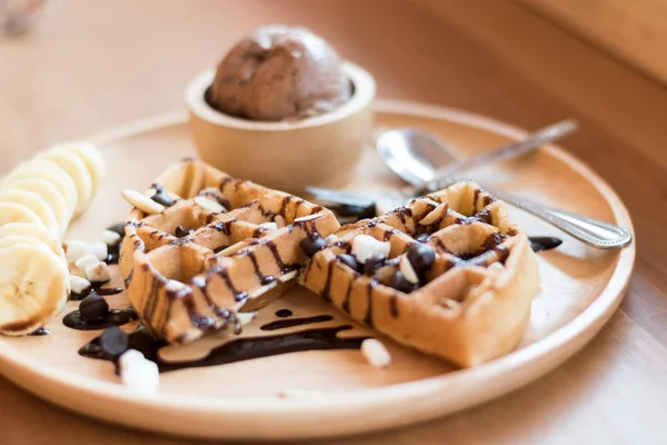 Heerlijk zoete dessert: huisgemaakte wafel met chocoladesaus , — Stockfoto