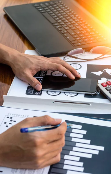 Werknemers van de zakelijke bespreking van digitale grafieken en diagrammen indicati — Stockfoto