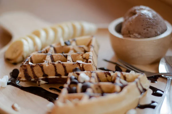 Deliciosa sobremesa doce: waffle caseiro com molho de chocolate  , — Fotografia de Stock