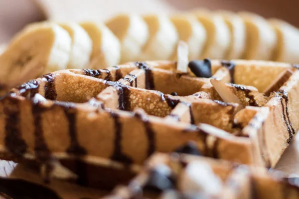 Deliciosa sobremesa doce: waffle caseiro com molho de chocolate  , — Fotografia de Stock