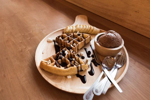 Deliciosa sobremesa doce: waffle caseiro com molho de chocolate  , — Fotografia de Stock