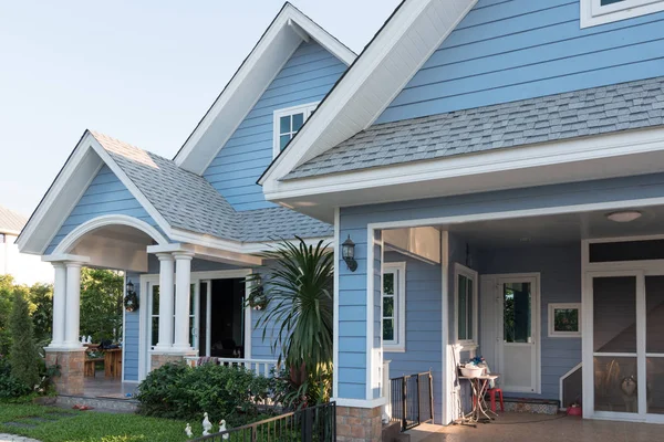 Helder blauwe huis in sunlght met kleurrijke papavers en sommige GRA — Stockfoto